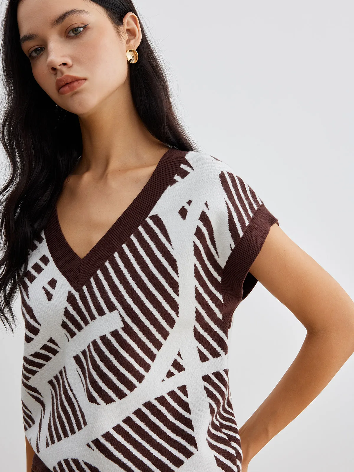 Geometric Contrast Striped Sweater Vest